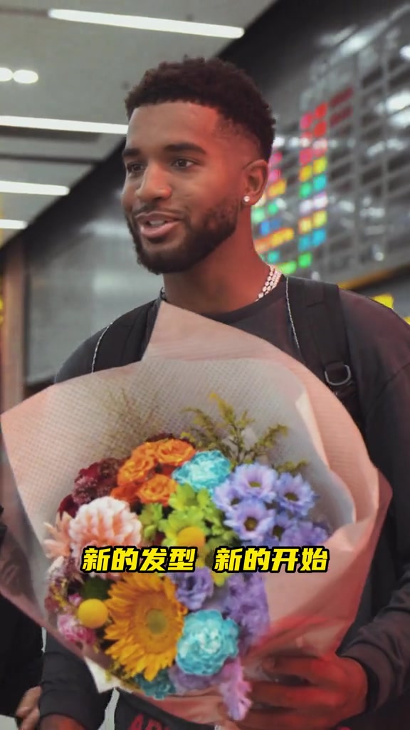 克里斯今日正式与球队集合 欢迎他加入辽宁男篮大家庭!👏👏