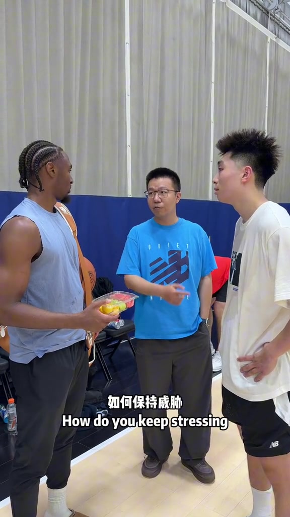 如何打好后卫?马克西:每天都要练习投三分 要有进攻威胁&会传球