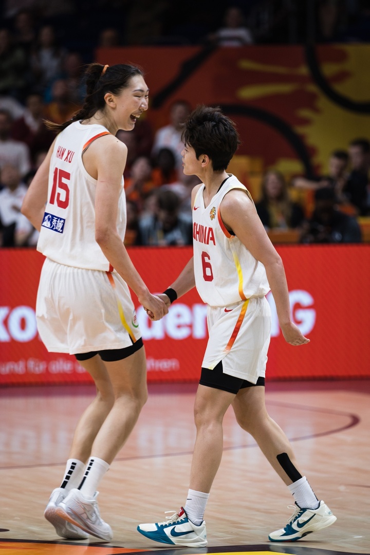 韩旭撑起内线 杨舒予扛起外线 依旧是中国女篮的两条大腿