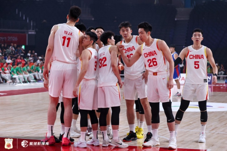 🏀亚运会-中国男篮7人上双大胜菲律宾44分 王俊杰20+14