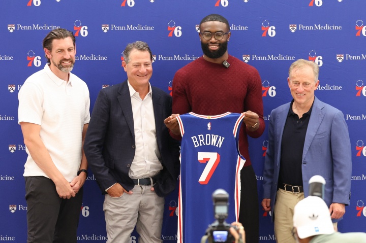 76人媒体人:布朗可能成为战术边缘人 从而破坏球队的化学反应 76人媒体人:布朗可能成为战术边缘人 从而破坏球队的化学反应