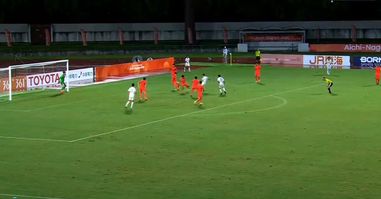 U23国足0-1落后！对手传中后防连续解围不干净，崔国后插上破门