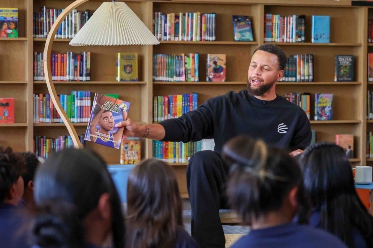 库里现身奥克兰小学 分享自身眼疾经历并与学生打球、赠送球衣 库里现身奥克兰小学 分享自身眼疾经历并与学生打球、赠送球衣